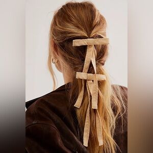 MSRP $24 Free People Cutie Pie Bow Set Of 2 Tan